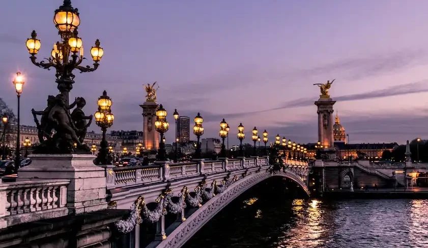Mirror Mastery: Enhance Your Airbnb Experience